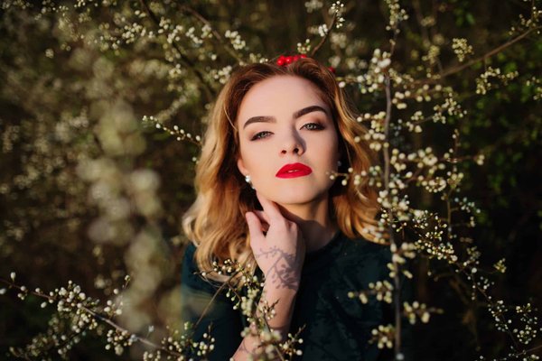 What's the Best Way to Style a Cashmere Turtleneck for an Important Virtual Meeting?